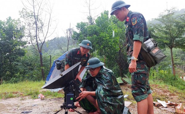 Những người lính thông tin thầm lặng giữ thông suốt liên lạc trong bão lũ